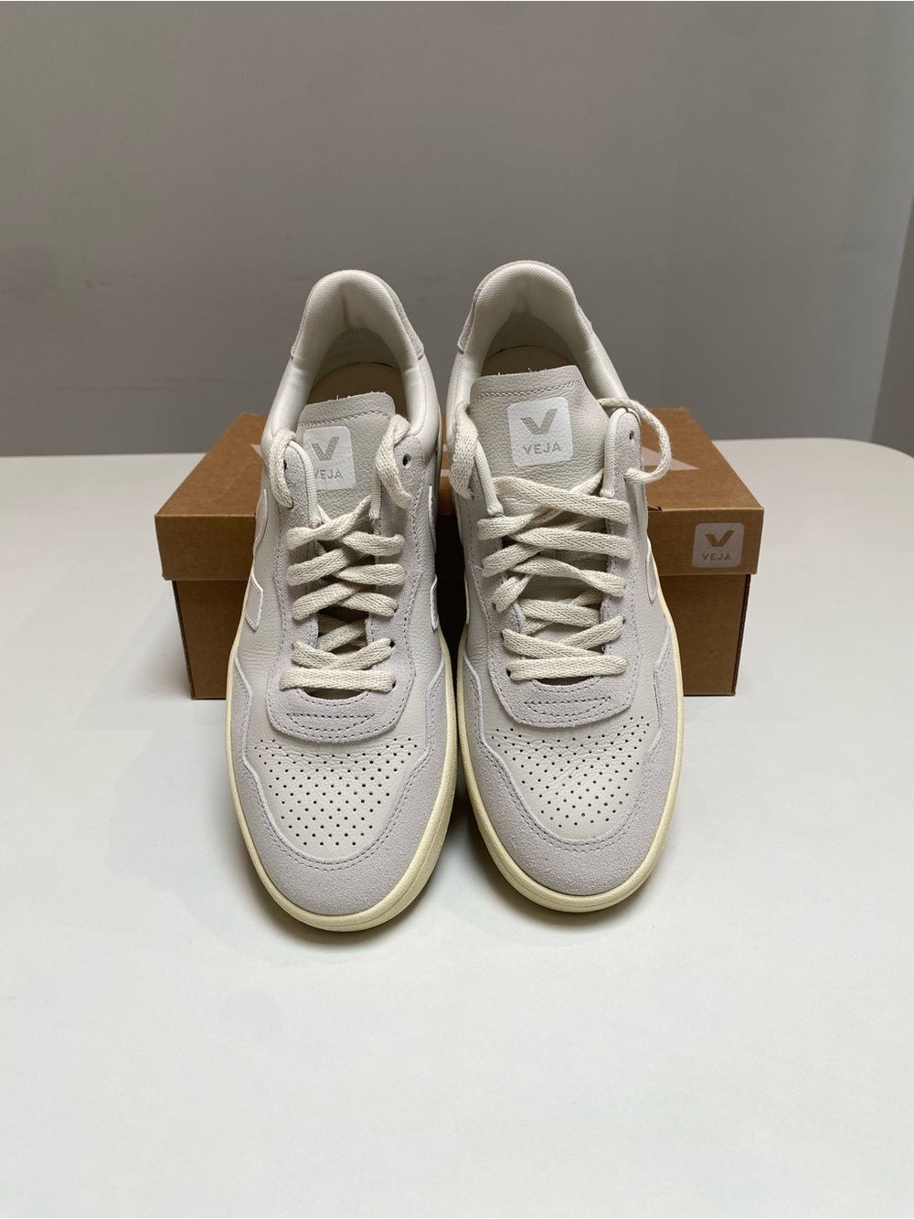 Veja V-90 O.T. Leather Sneaker in Gravel/White size 39EU/8US New in Box - Picture 5 of 7